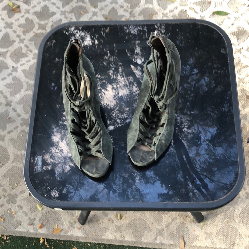 B Makowsky dark teal suede wedges